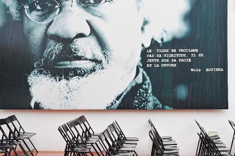Image of Wole Soyinka flanked by empty chairs.jpg